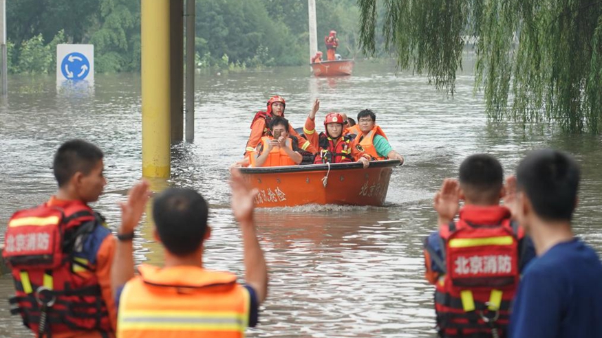 黨政軍和社會各界組織北京防汛抗洪救災速描